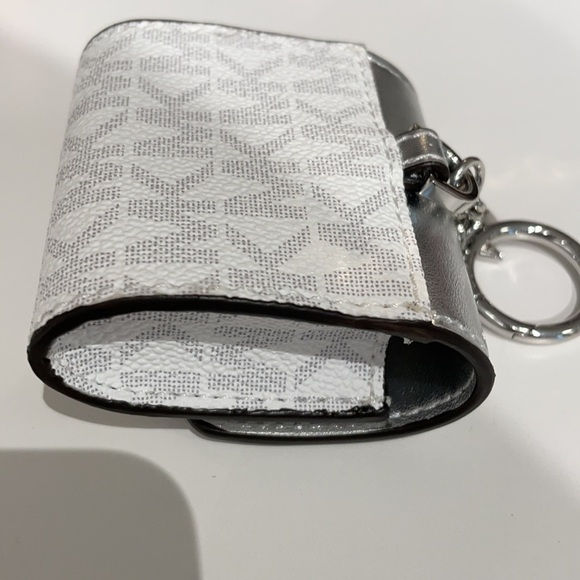 Michael Kors AirPods case white silver - Picture 5 of 6